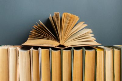 disposizione-creativa-con-libri-diversi