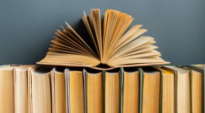 disposizione-creativa-con-libri-diversi